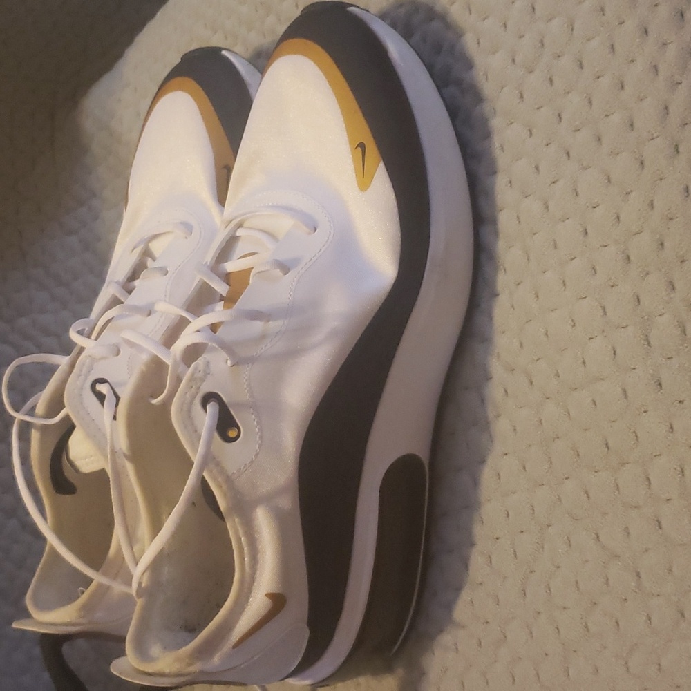 Nike's - Picture 2 of 4